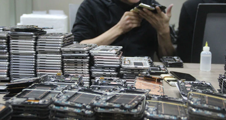 2026 में iPhone LCD स्क्रीन की कीमतें बढ़ रही हैं: क्यों मरम्मत की दुकानें नवीनीकृत मूल डिस्प्ले पर वापस स्विच कर रही हैं